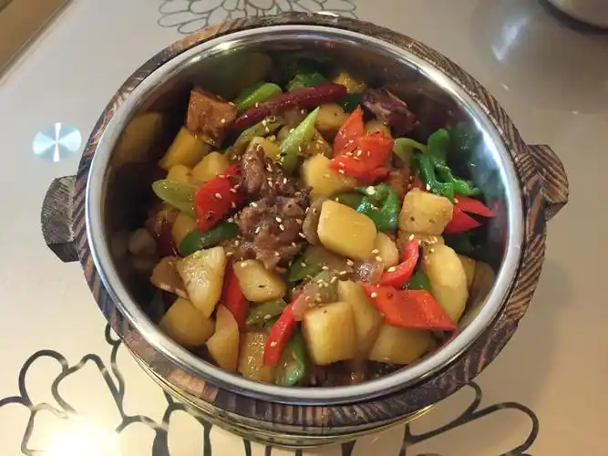 土豆烧牛肉木桶饭