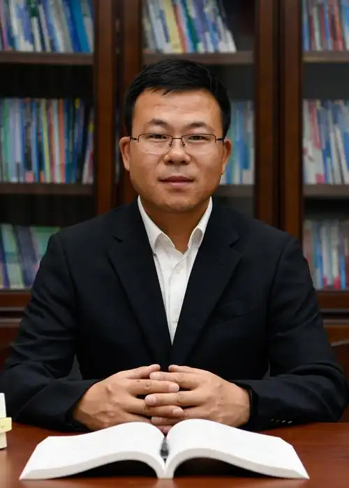 陈厚合 院  长 主持学院行政全面工作 办公地点:电动大楼a405