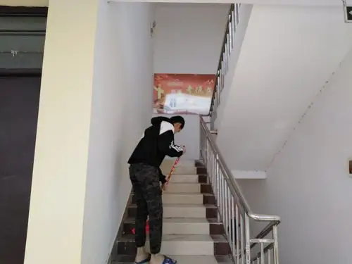 在打扫楼梯