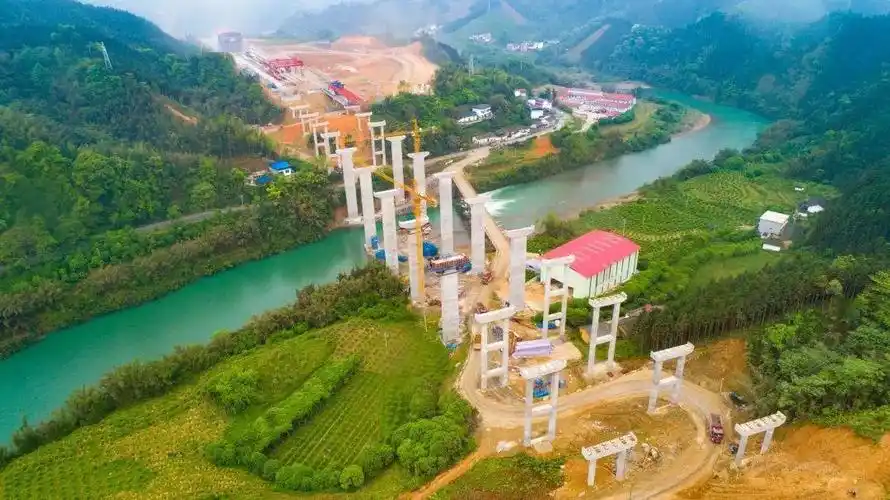 桂柳高速项目兴隆二号隧道双洞顺利贯通!