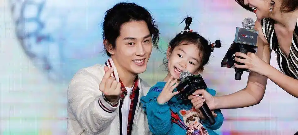 原创5岁lucky越长越像戚薇大眼睛尖下巴都没李承铉啥事