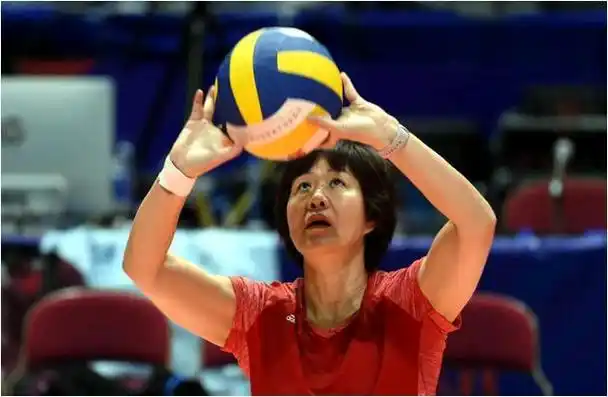 为排球而生的铁榔头郎平中国排球史上一位划时代的英雄