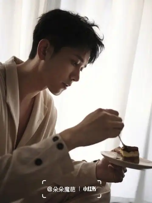 下巴上的美人沟是帅哥标配么