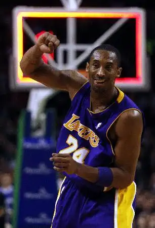 图文-[nba]湖人111-98凯尔特人 科比握拳庆祝得分