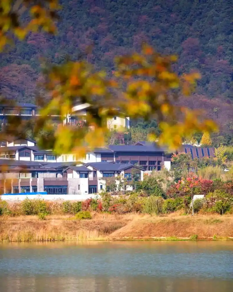 「官网」安吉  港中旅和乐小镇>>售楼处电话-位置-最新房源价格!