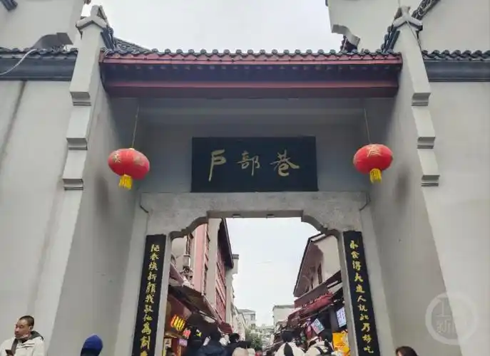 武汉户部巷里过大年:边吃各种美食,边感受非遗