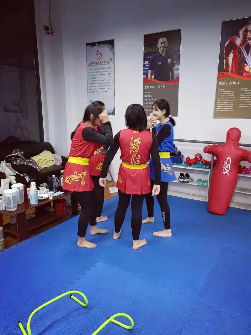 四个菇凉一台戏05#散打 #女子防身术 #散打小姐姐 #运动 - 抖音