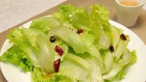 我喜欢的吃法叫做"油淋生菜",生菜不需要炒,在烹饪生菜之前,需要用