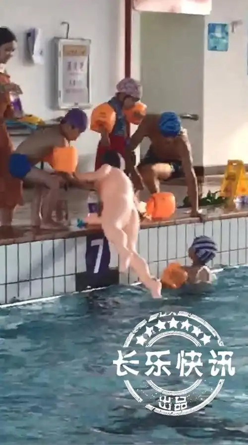 长乐某游泳馆男子竟抱着赤裸的老婆下水游泳