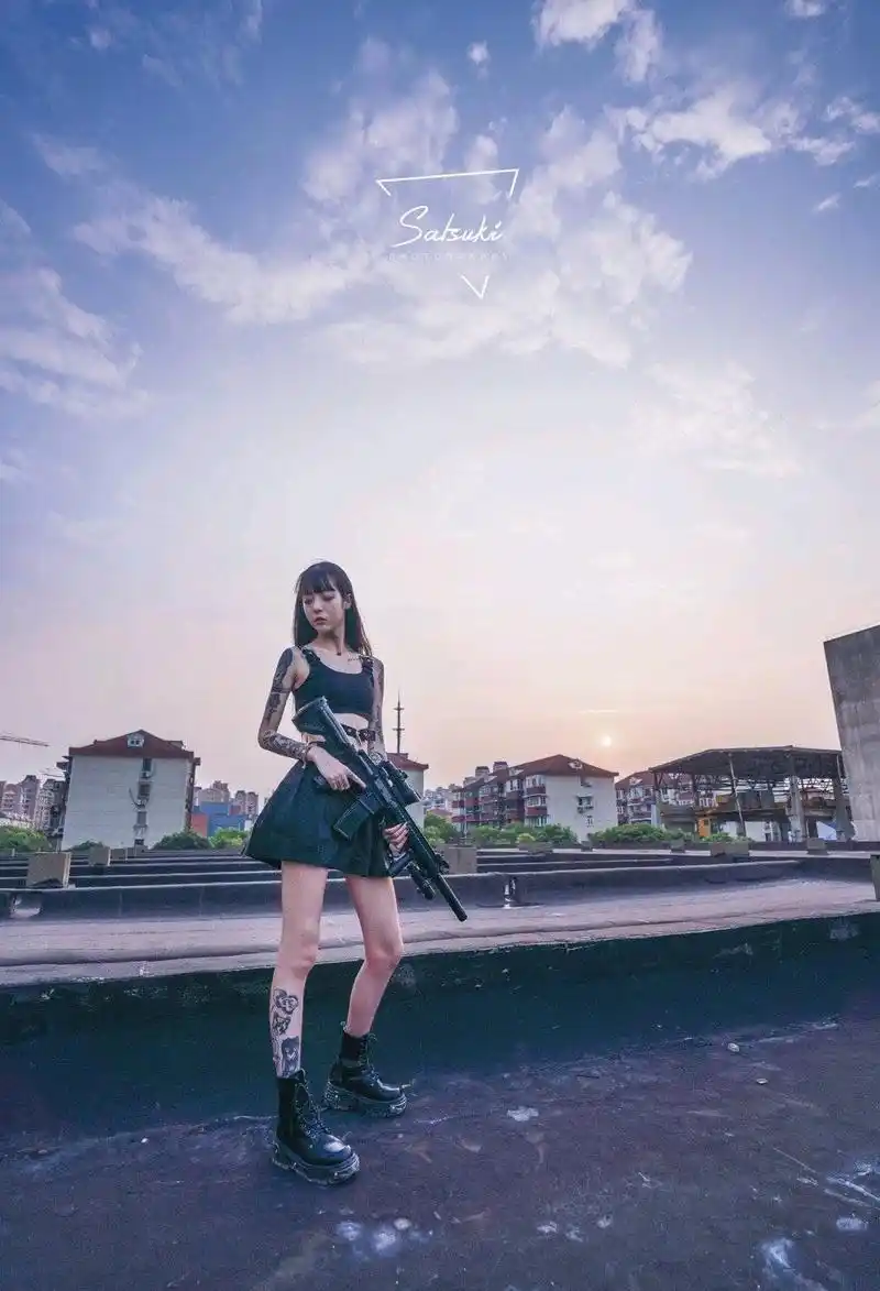 吃鸡cos——曾经很火的纹身小姐姐,这个小眼神你能抗住多少秒