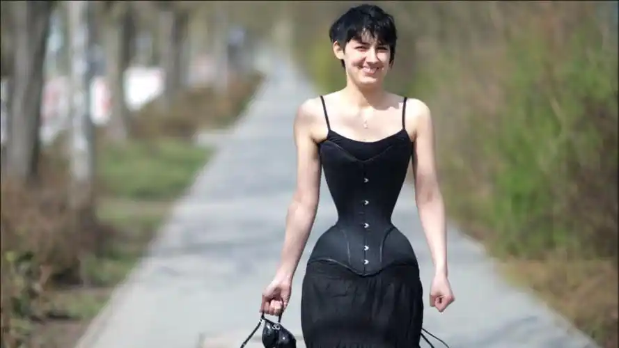 世界上腰最细的女人,一只手就能握住,网友:比蚂蚁腰还细