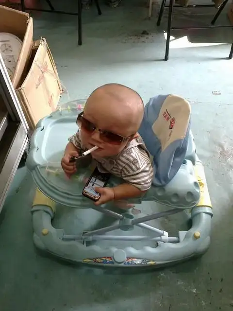 晒下我家宝贝手拿手机,嘴叼香烟的造型