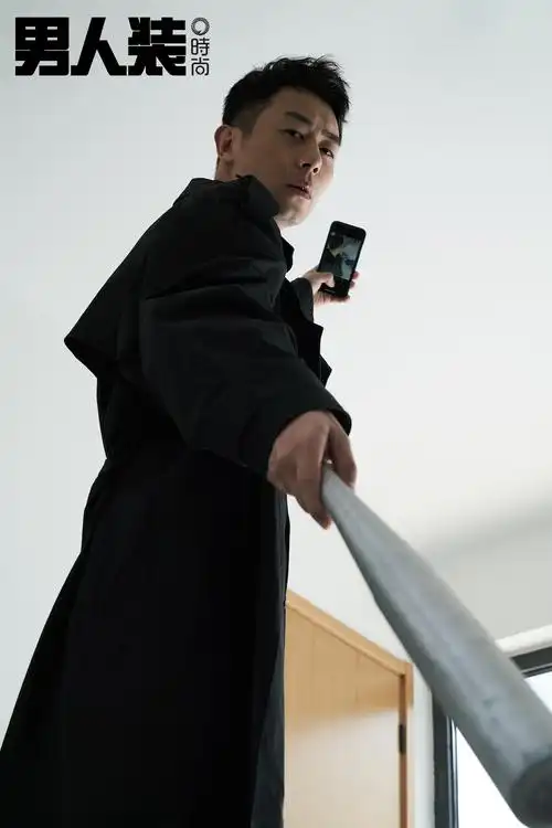朱亚文登杂志封面黑色风衣演绎静像网剧