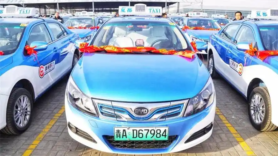 昨天,370辆蓝色出租车驶上西宁街头
