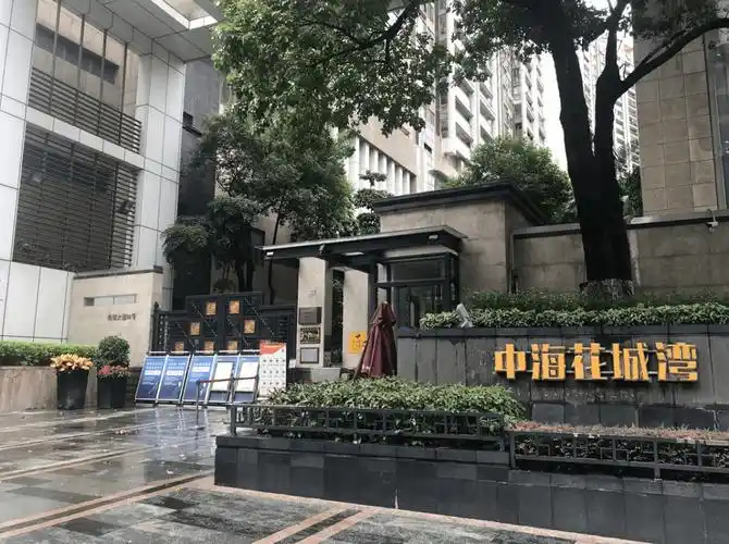 去年6月份,中海花城湾最高二手成交单价为9.7万/㎡.