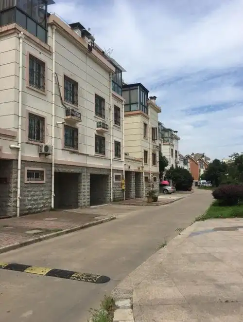 庐江县庐城镇文昌路南侧黄山路东侧阳光花园别墅8幢5号住宅用房