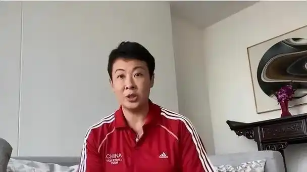 44岁冯坤近况发福不敢认56岁老公家世显赫混血儿子像妈