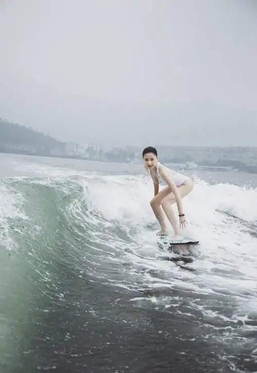 何超莲冲浪展露好身材还不忘宣传环保理念不是明星胜似明星