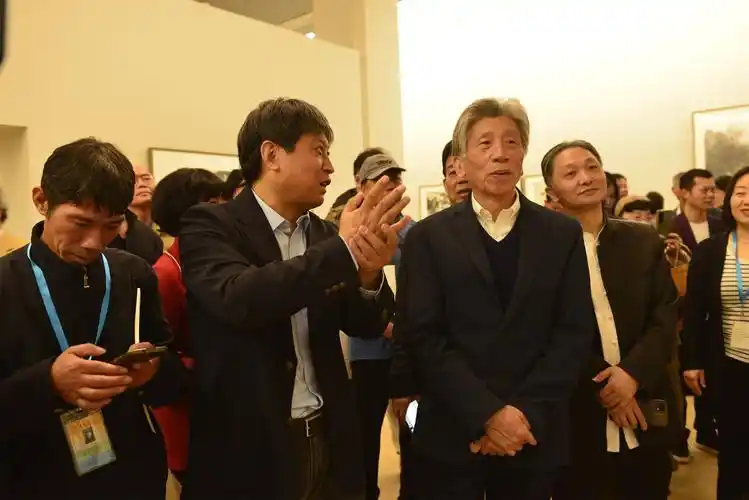 三亚市政协常委,曾就读于中央美术学院和北京航空航天大学,获硕士学位