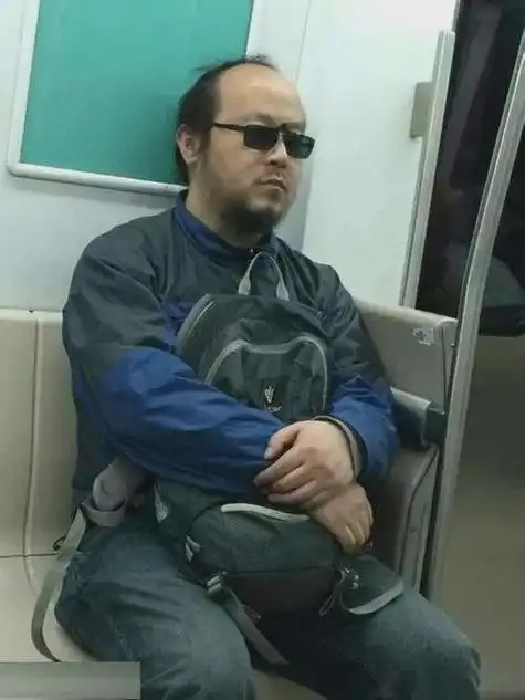 一代巨星窦唯现身灵隐寺,穿的落魄,但值得吹一辈子