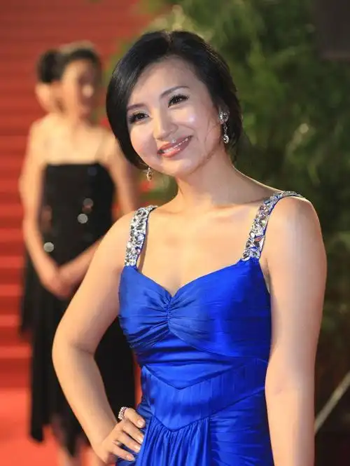 图六是女神杨乐乐,一身白色裙子搭配,仙女十足!