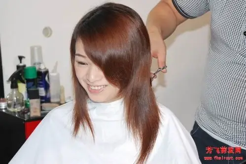 美女自己刮胡子(16)