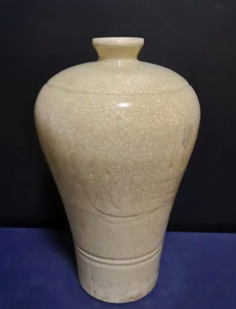 宋代定窑白瓷暗刻花卉纹梅瓶,底部刻有"易定"两个字,有开片的 - 抖音