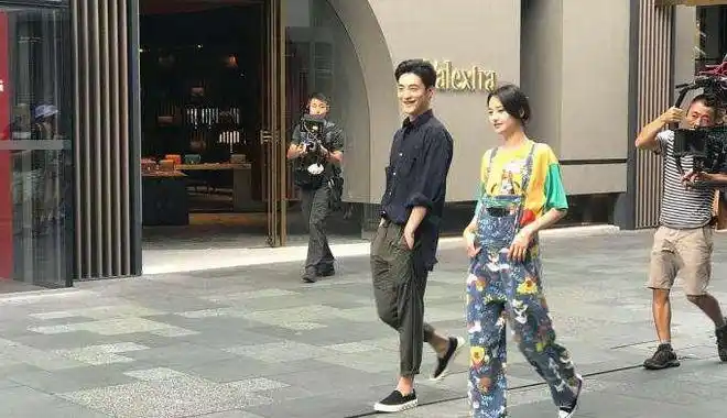 今日,又有网友透露了赵宝刚导演新剧《青春斗》的进程,原来是在阿玛尼