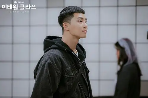 《梨泰院class》朴叙俊栗子头爆红 朴叙俊经典发型回顾几乎都能驾驭