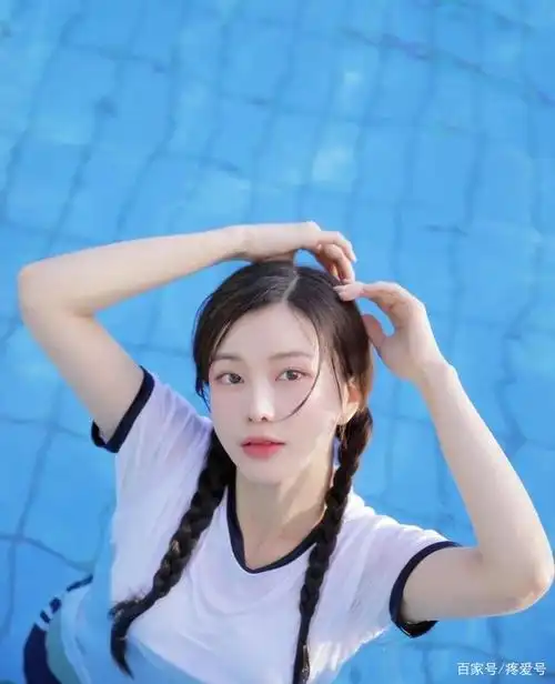 女生穿着衣服游泳,前凸后翘的身材,在水里一览无余!