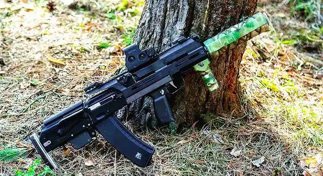 近日,俄罗斯"拉扎列夫战术"展示了,一款改进型ak-105无托步枪,ak