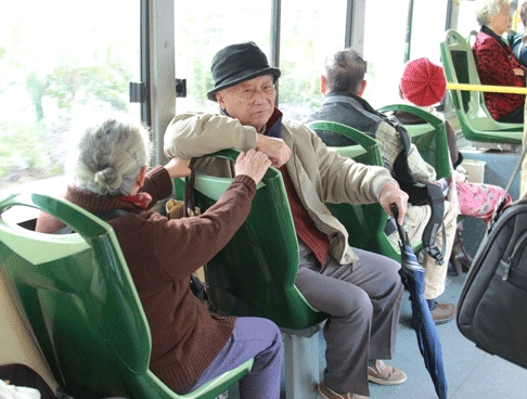 赶着上班的年轻人给遛弯的老人让座早高峰该禁用老年公交卡吗