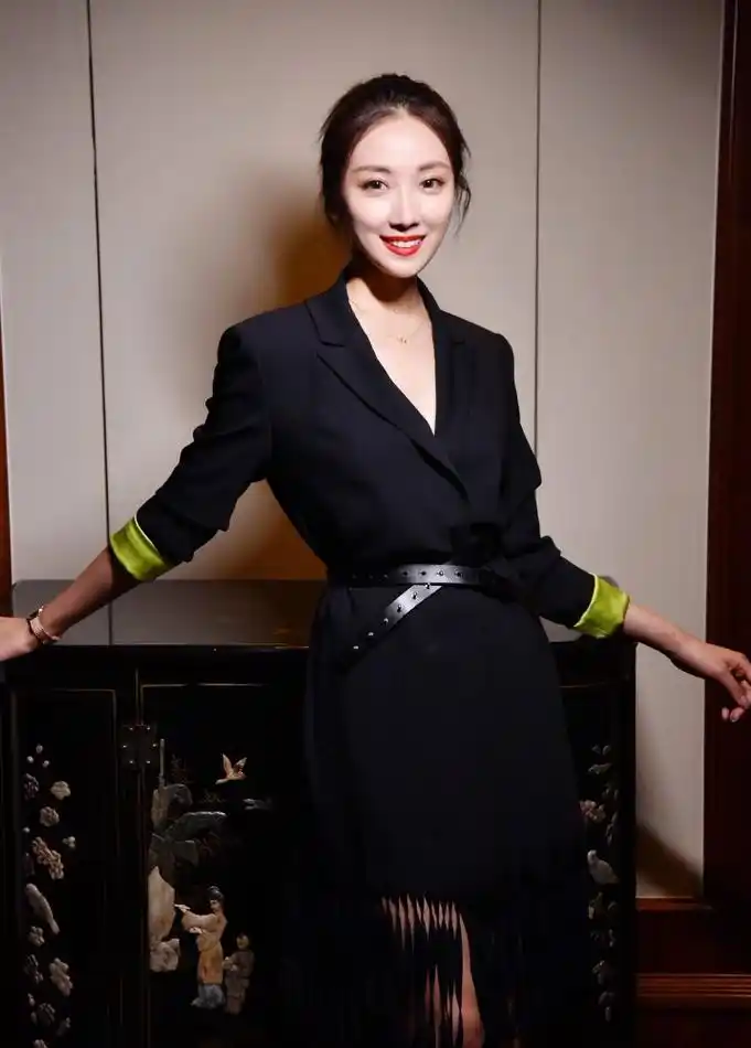 她出身书香世家,长得美演技好,却因名字太难念,出道8年都没火