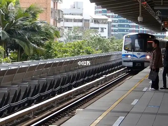 台北捷运c381型与乘务员的门处理淡水线奇岩