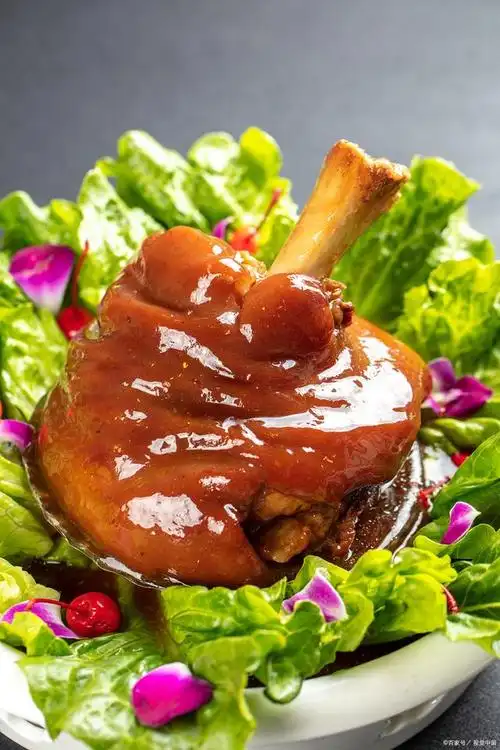 猪肘子是一道常见的美食,肉质鲜美,口感丰富,但由于猪肘子本身比较硬