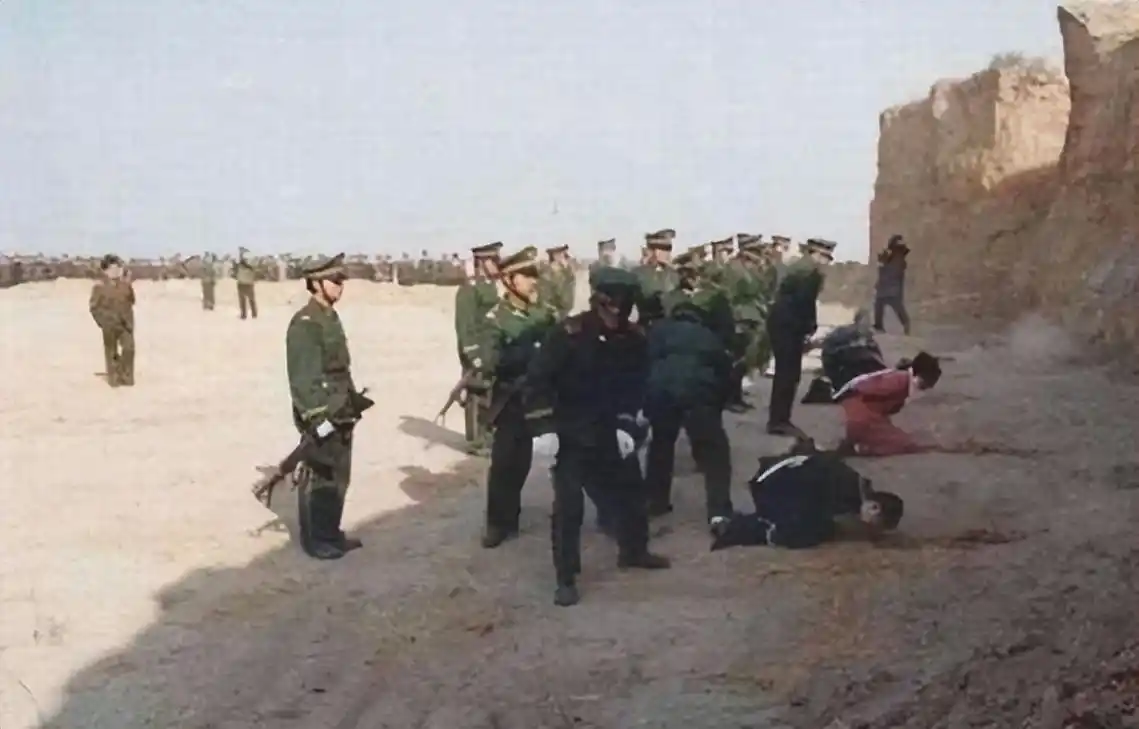 山西恶魔党成喜,在梨园的地窖内,非法囚禁并杀害三位妙龄少女