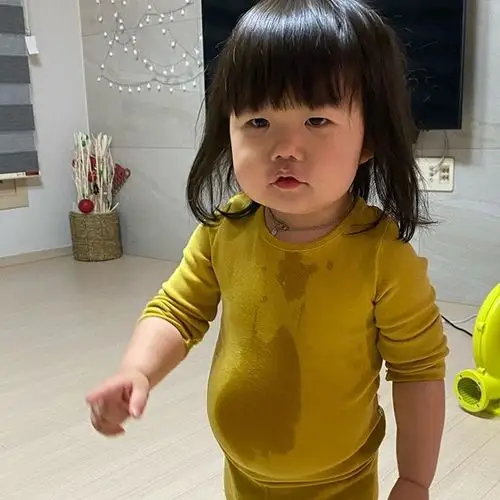 忧郁的小眼神浑圆的小肚子这个韩国小女孩也太直击灵魂了吧