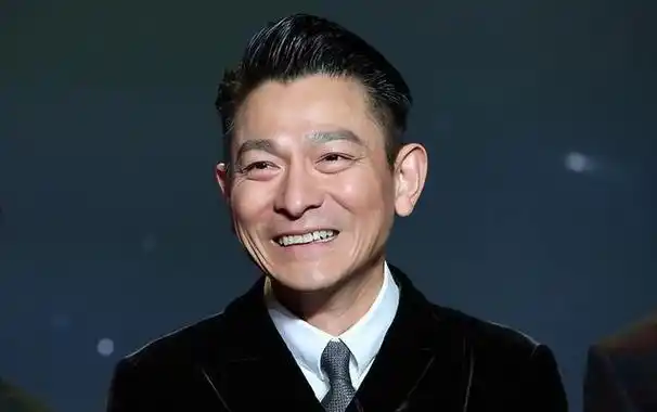 正在这时,手机又响了,是刘德华的经纪人打来的:"文慧,你看新闻了吗?