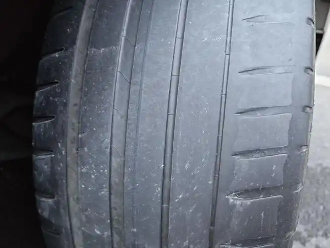 前轮外侧轮胎异常磨损,各位大佬帮忙看看是啥原因