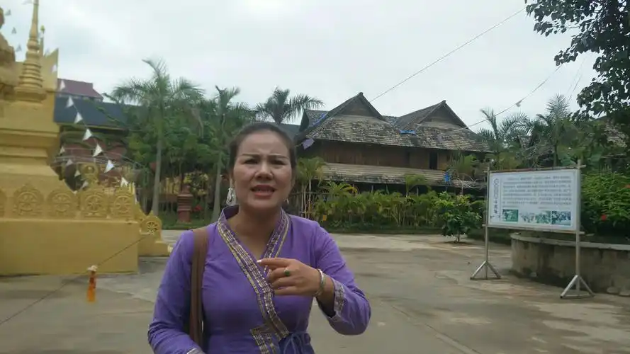 她告诉我们,她们村寨所有女孩都叫"小玉",男孩都叫"小岩".