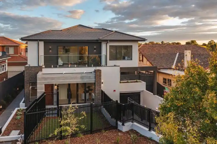 墨尔本隐秘富人区surreyhills的联排别墅