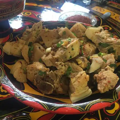 彝族特色菜——乌骨鸡