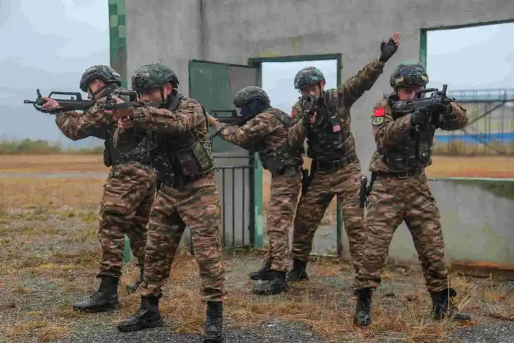 近日,武警广西总队柳州,桂林,梧州,贺州四个支队两百余名特战队员齐聚