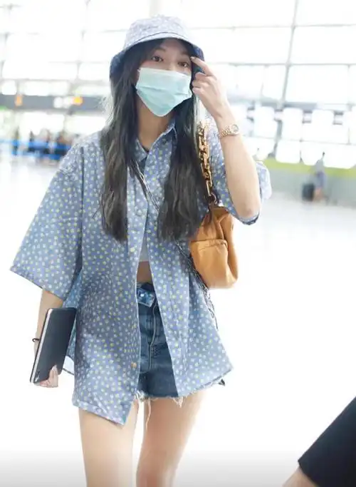 程潇又穿碎花衬衫走机场内搭露脐装牛仔短裤很有日本偶像范