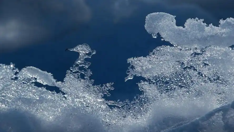 阳春三月冰雪融化