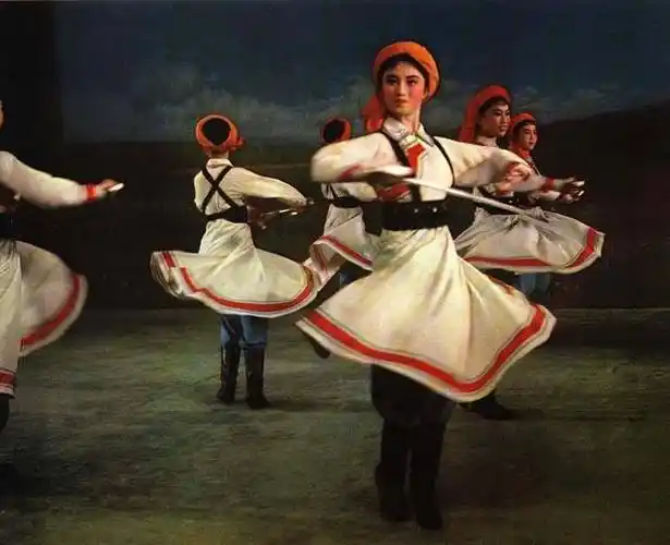 一组电影《芳华》里所反映的上世纪70年代原版舞蹈《草原女民兵》的