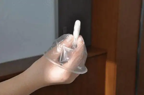女用避孕套如何使用 演示大图一步步教你