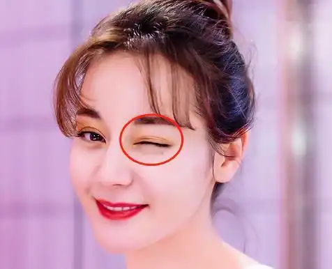 迪丽热巴"三层眼皮"太绝了!导演故意关滤镜,依旧比别人大一圈