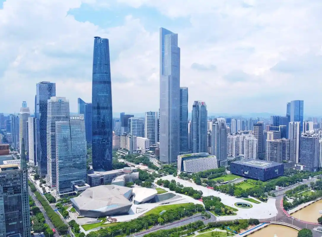 广州:历史与现代的交融 当我第一次踏上广州这片土地时,仿佛穿越了