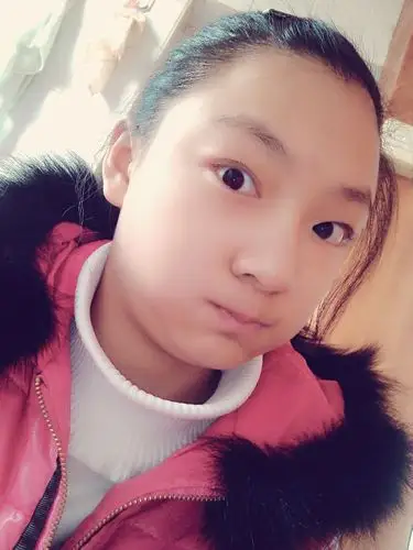 我是一名初一学生,我想让大家决定看看我是剪刘海好看,还是不剪好看?